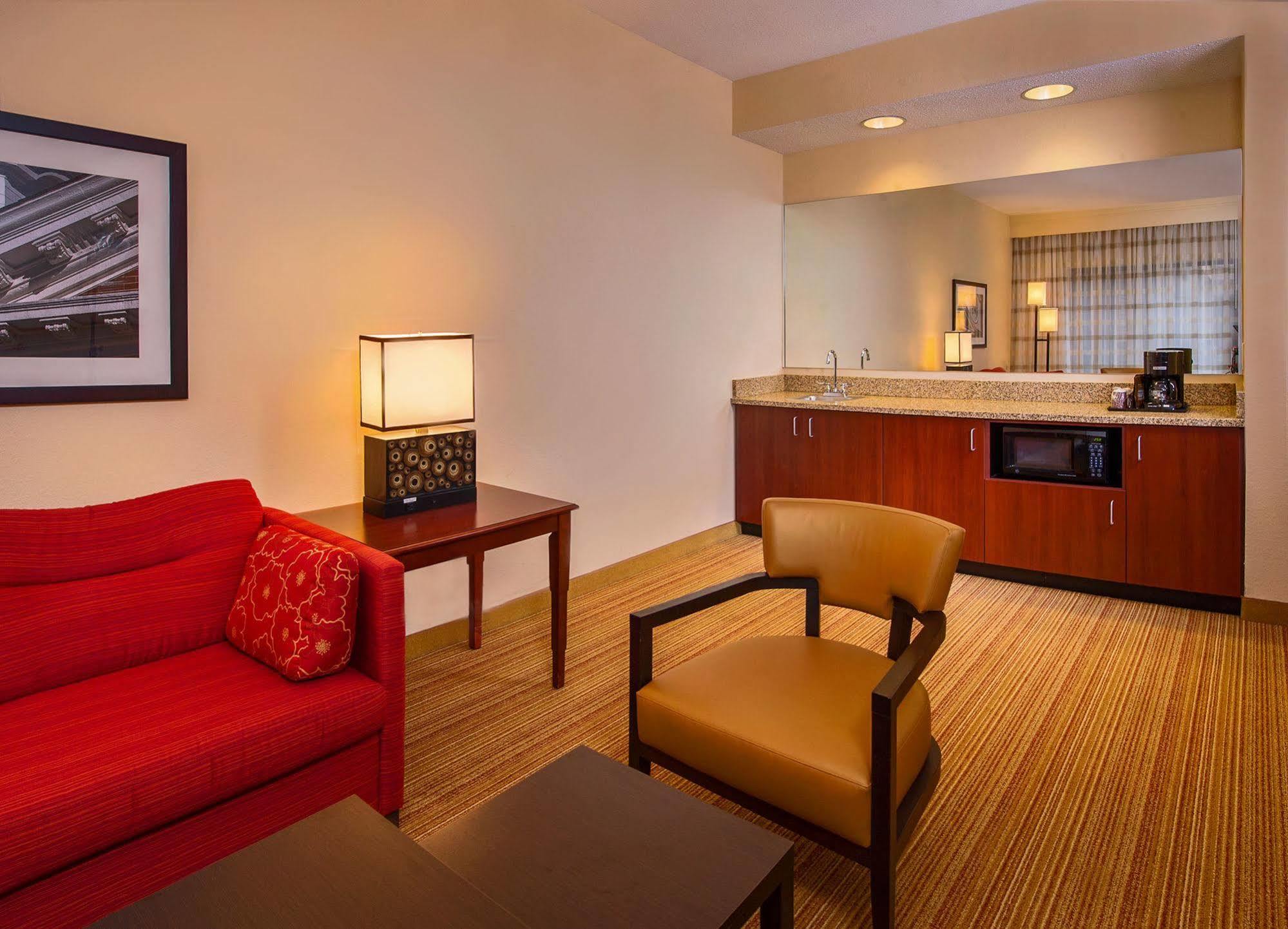 Courtyard By Marriott Dulles Town Center Hotel Стърлинг Стая снимка